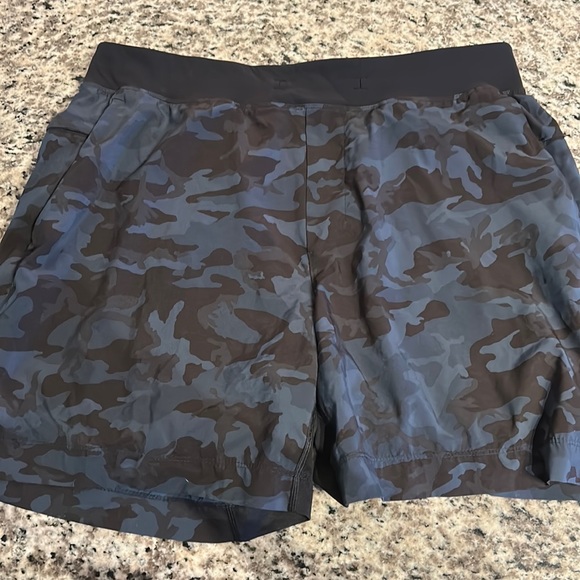 Navy camo Lululemon THE 7 inch shorts - Picture 1 of 2